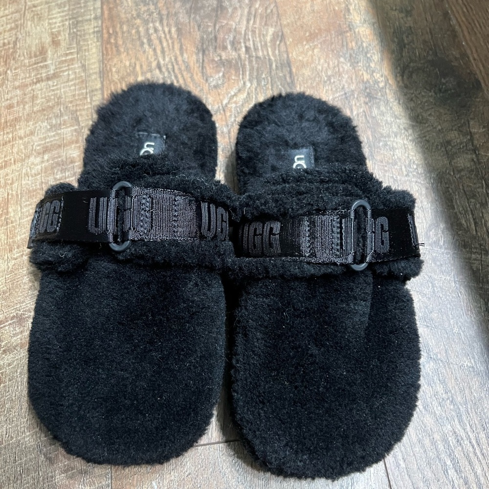 New UGGs slippers no box size 6 woman's